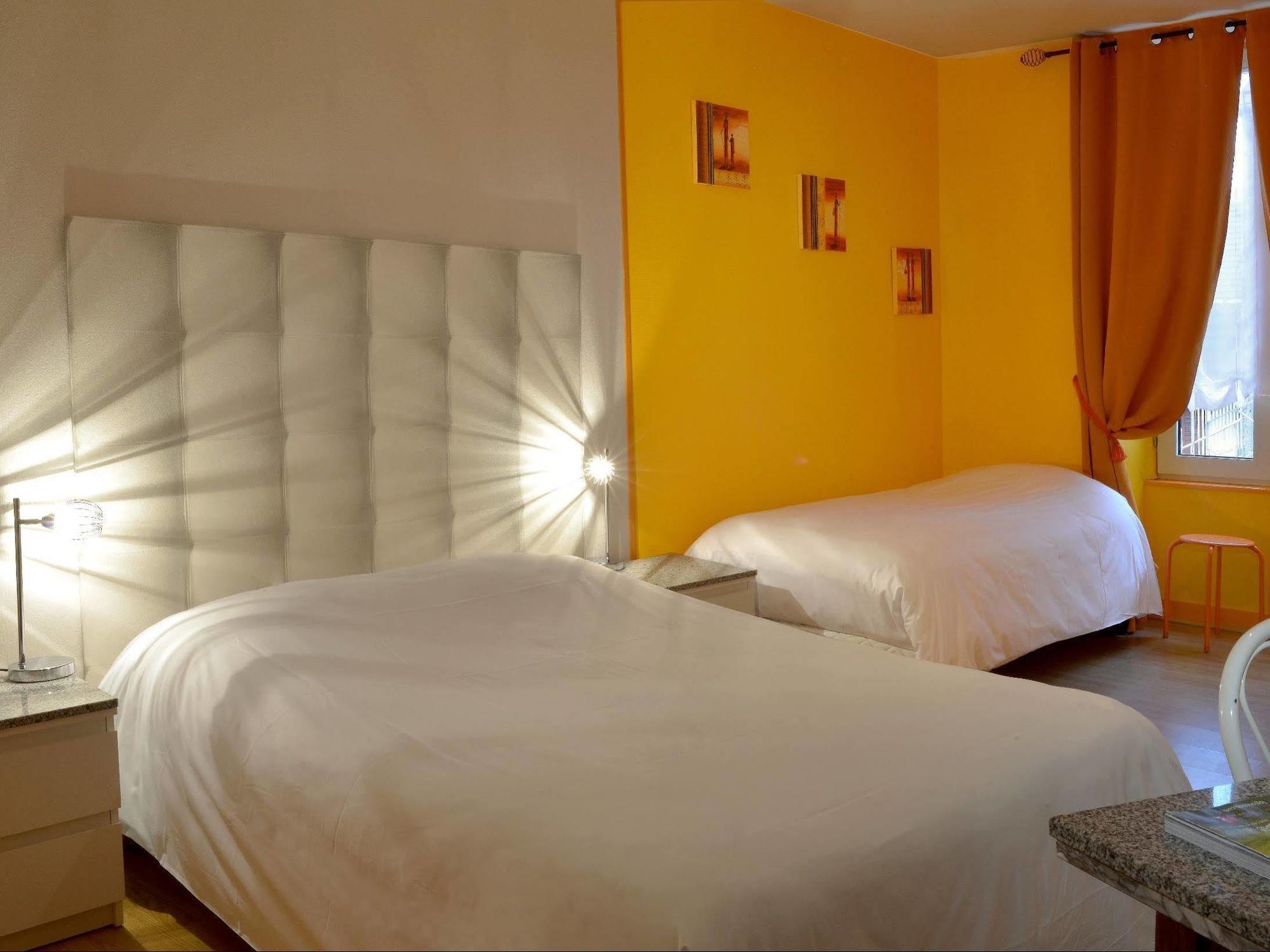 Logis Hotel Au Croissant Buzancais Exterior photo